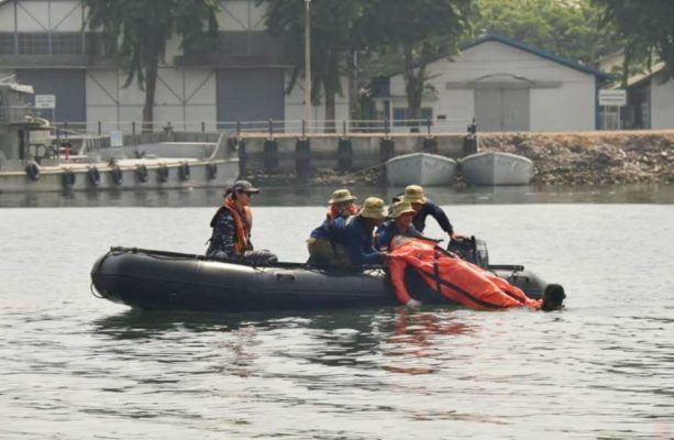 Tim Gabungan Satgas Penyelamatan Kapal Selam Koarmada II Evakuasi Korban Kapal Tenggelam 16