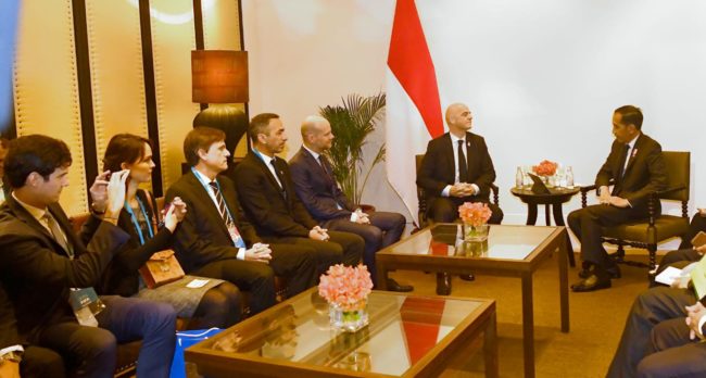 Presiden Jokowi Saat Bertemu Presiden FIFA : 10 Stadion Kami Siapkan untuk Piala Dunia U-20 2
