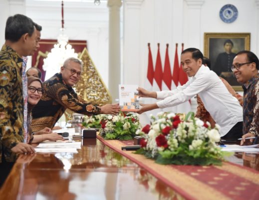 Presiden Jokowi Terima Pimpinan KPU di Istana Merdeka 21