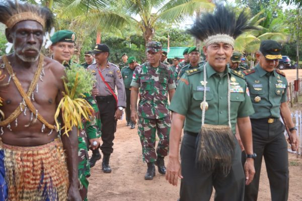 Aster Kasad Kunjungi Satgas Pamtas Yonif MR 411/Pdw Kostrad di Perbatasan RI-PNG 1
