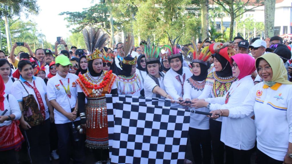 Ketua Dharma Pertiwi Daerah L Turut Melepas Jalan Sehat Peringati Hari Ibu 3