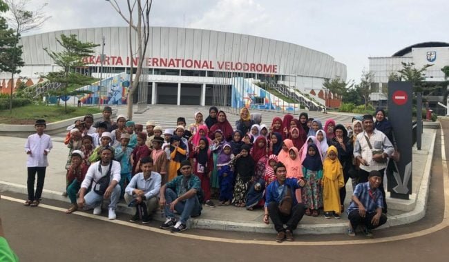 Jakpro Empati Banjir: Santri Cilik Sekitar Proyek JIS Dihibur Naik LRT Gratis 18