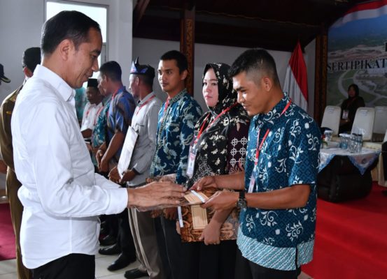 Serahkan Sertifikat Tanah di Natuna, Presiden : Simbol Natuna Adalah Indonesia 13