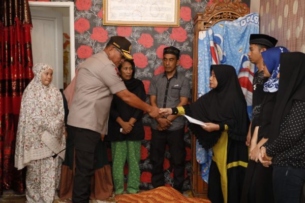 Kapolda Sumut Melayat Ke Kediaman Brimob Poldasu Yang Meninggal Dunia 17