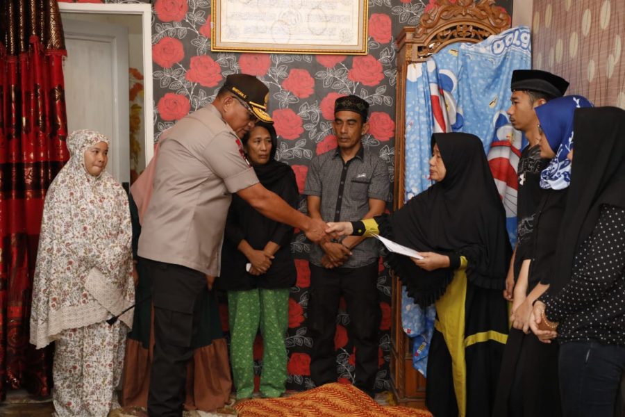 Kapolda Sumut Melayat Ke Kediaman Brimob Poldasu Yang Meninggal Dunia 2