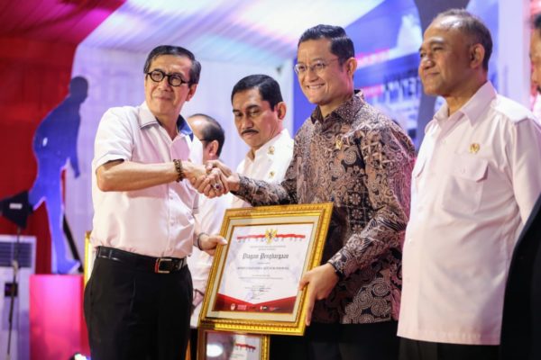 Mensos Terima Penghargaan Dari Kemenkuham 16