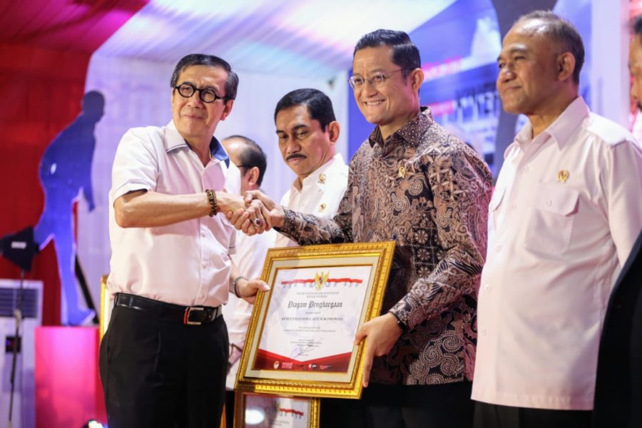 Mensos Terima Penghargaan Dari Kemenkuham 3