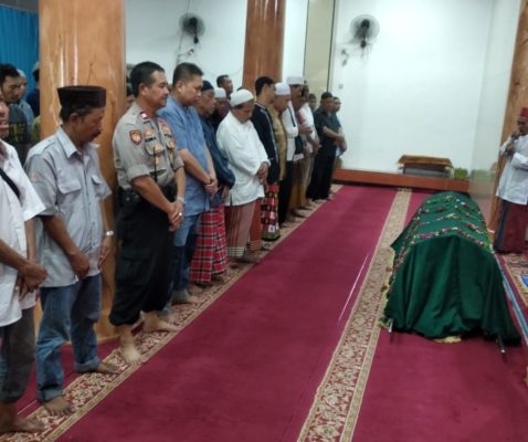 Ciptakan Hubungan Harmonis, Anggota Polri Pademangan Ikut Sholati Tokoh Masyarakat 21