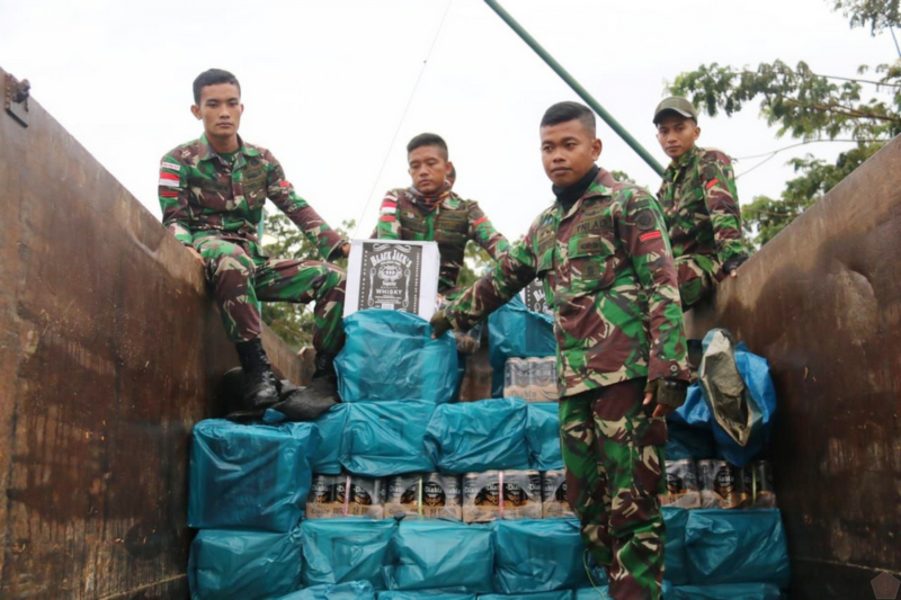 Sebanyak 2.880 Botol Miras Ilegal Kembali Diamankan Satgas Pamtas Yonif Raider 303 Kostrad 2
