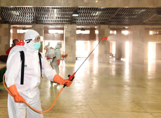 Presiden Jokowi Tinjau Penyemprotan Disinfektan di Masjid Istiqlal 2