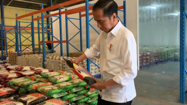 Mendadak, Presiden Tinjau Gudang Bulog Cek Ketersediaan Pangan 21