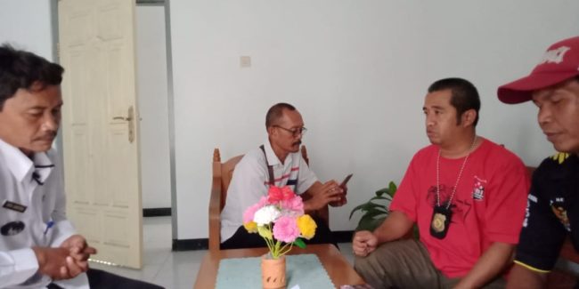 Komunitas Masyarakat Peduli Desa Cicapar Geruduk Kantor Lembaga Keuangan 19
