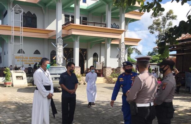 Ciptakan Rasa Aman, Polres Penajam Rutin Berikan Pengamanan Gereja 19