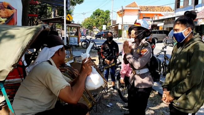 Gandeng Pelajar Papua, Polwan Polres Grobogan Salurkan Bantuan Sembako 21