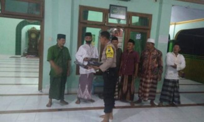 Jum’at Berkah, BKTM Campurejo Berbagi Sarung di Masjid Al Ula 1 Jum’at Berkah, BKTM Campurejo Berbagi Sarung di Masjid Al Ula 1