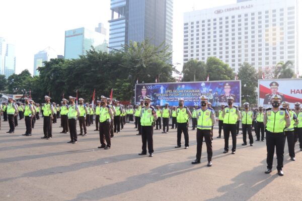 Kapolda Metro Jaya Memimipin Apel Gelar Pasukan Operasi Patuh Jaya 2020 21