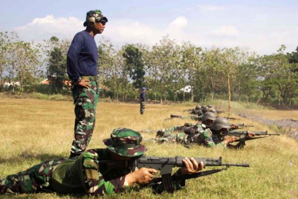 Komandan Yonif 3 Marinir Pimpin Latihan Menembak Di Yonif Para Raider 503/Mk 16