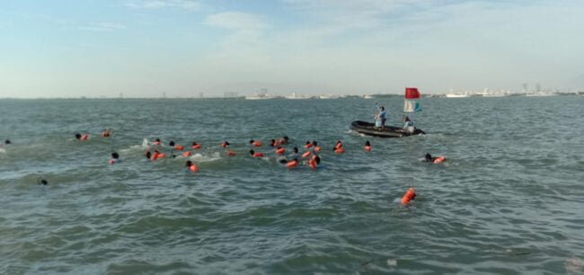 Tingkatkan Kemampuan Tempur, Prajurit Satkopaska Koarmada II Uji Renang Selat Madura 20