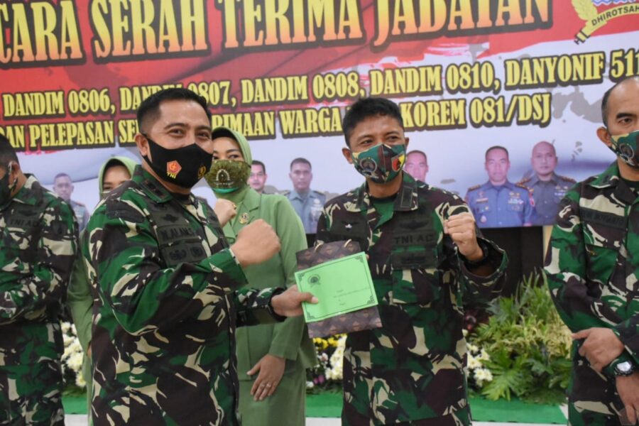 Berikan Cinderamata, Dandim 0803-Madiun Hadiri Setijab Dandim Dan Danyon Jajaran Korem 081 Berikan Cinderamata, Dandim 0803/Madiun Hadiri Setijab Dandim Dan Danyon Jajaran Korem 081 4