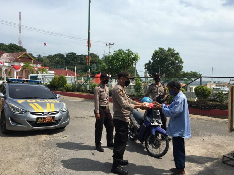 Ops Aman Nusa II, Polres Tanjungpinang Bagikan Makanan Gratis kepada Masyarakat 6