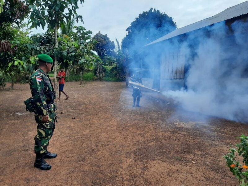 Peduli Kesehatan Warga, Prajurit Satgas Yonif 125/SMB Lakukan Fogging di Kampung Erambu 4