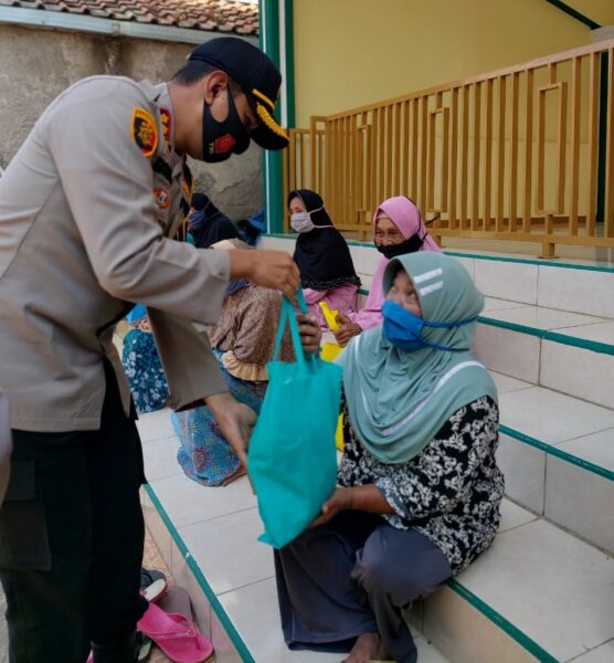 Peduli Sesama, Kapolres Majalengka Bagikan Ratusan Sepatu Untuk Pelajar dan Beras Kepada Warga Peduli Sesama, Kapolres Majalengka Bagikan Ratusan Sepatu Untuk Pelajar dan Beras Kepada Warga 5