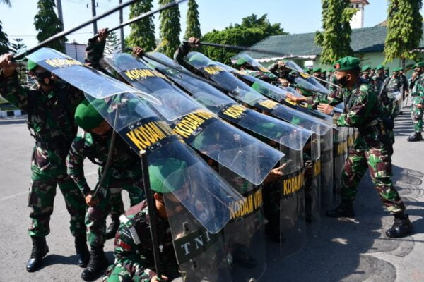 Personel Korem 081/DSJ Latihan PHH 16