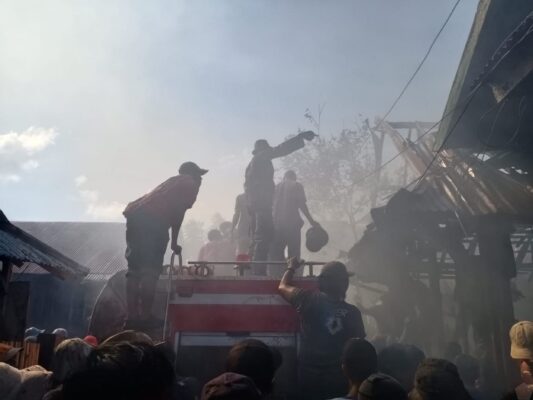 Personil Kodim 1608/Bima Bantu Padamkan Sisa Puing Kebakaran di Samili 1