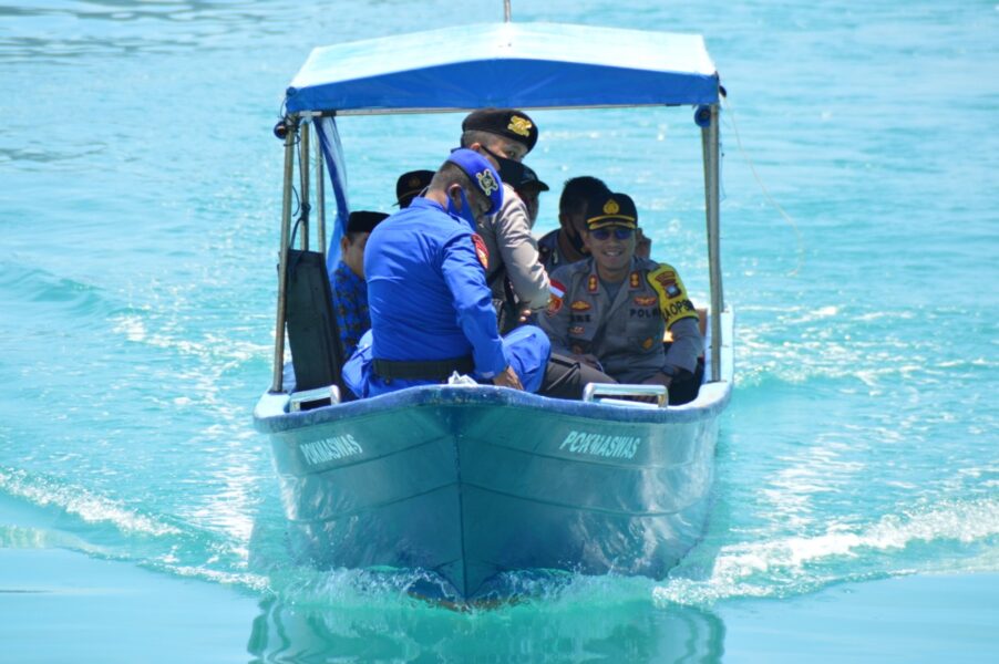 Polres Natuna Kembali Bagikan Beras Tahap III Polri di 3 Desa Kecamatan Pulau Tiga Polres Natuna Kembali Bagikan Beras Tahap III Polri di 3 Desa Kecamatan Pulau Tiga 2