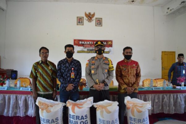 Polres Natuna Kembali Bagikan Beras Tahap III Polri di 3 Desa Kecamatan Pulau Tiga 2