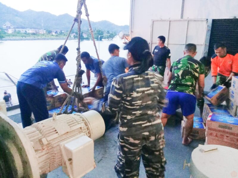KRI dr. Soeharso-990 Tiba Di Mamuju Membawa Bantuan Kemanusiaan 3