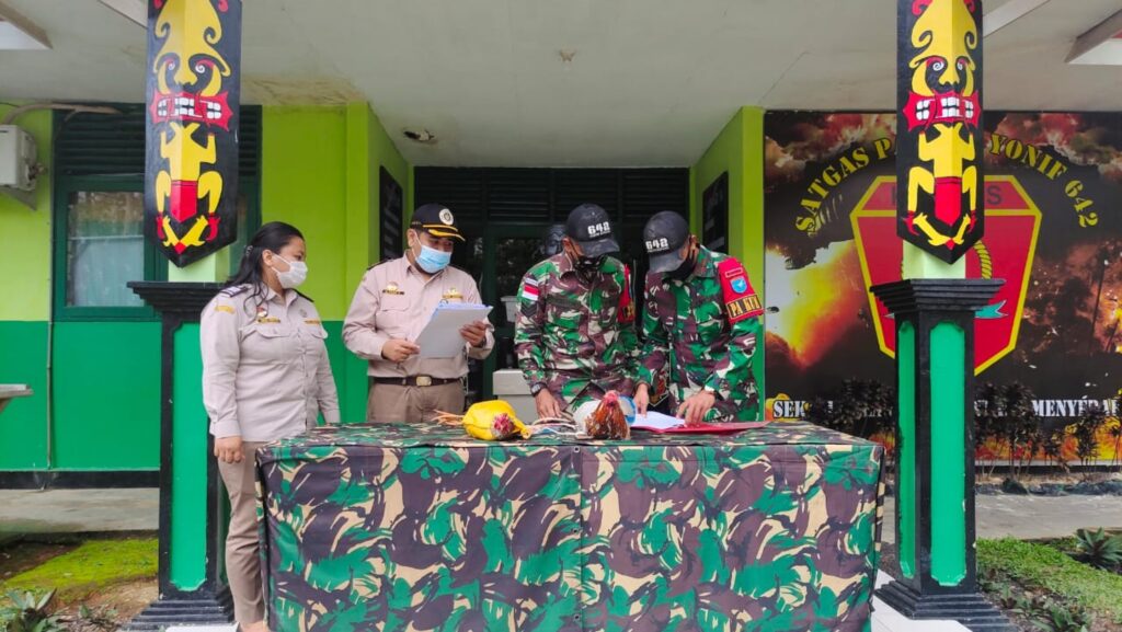 Bekerjasama dengan Pihak Bea Cukai dan Karantina Entikong, Satgas Pamtas Yonif 642 Serahkan Barang Bukti Penyelundupan 4