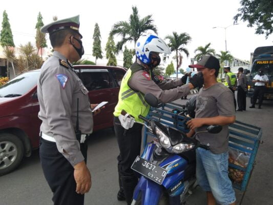 Polres Situbondo Gencar Operasi Yustisi, Warga Diimbau Taat Protokol Kesehatan 16