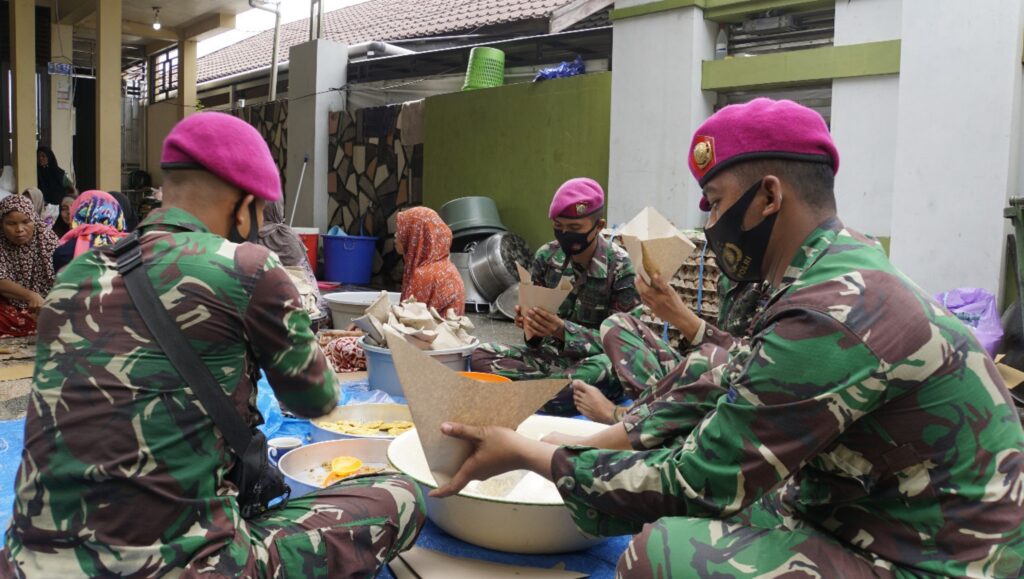 Dapur Lapangan Marinir Siapkan 1.000 Bungkus Makanan Per Hari Untuk Korban Banjir Kalsel 5