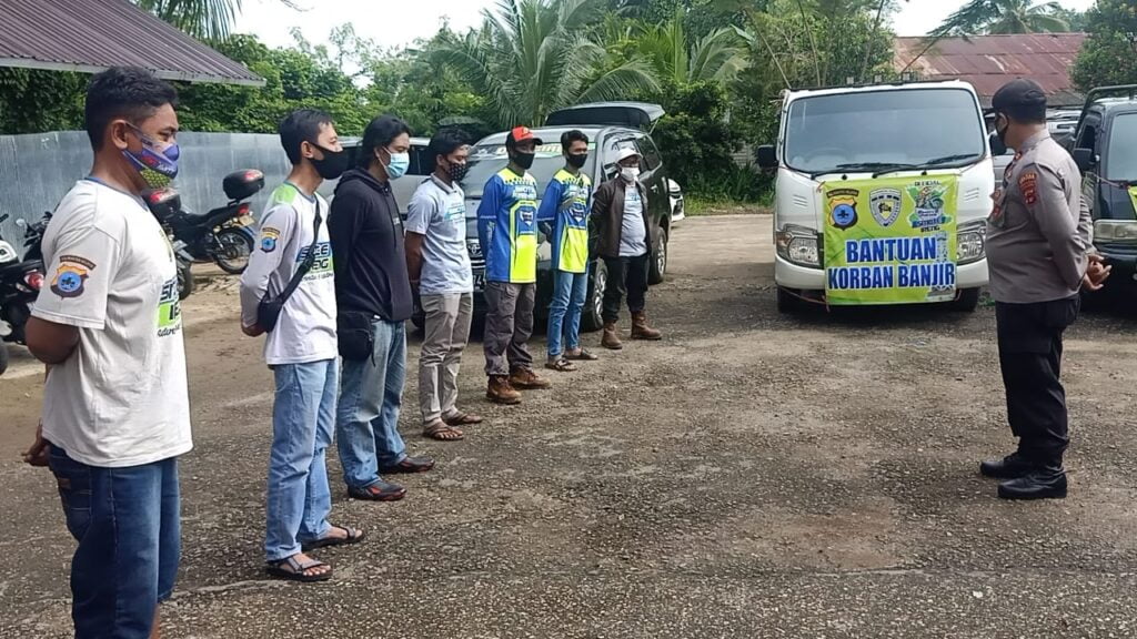 Penyerahan Bantuan Sekaligus Pemberangkatan Tim Relawan Korban Banjir Kab. Hulu Sungai Tengah Oleh Kapolsek Murung Pudak 2