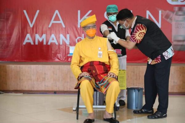 Tampil Pakai Baju Adat, Ganjar Pranowo Jalani Penyuntikan Vaksin Dosis Kedua 20