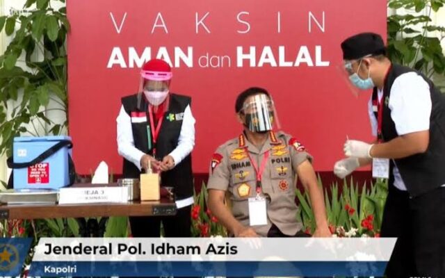Kapolri Jadi Orang Pertama di Kepolisian yang Menerima Suntikan Vaksin Covid-19 1