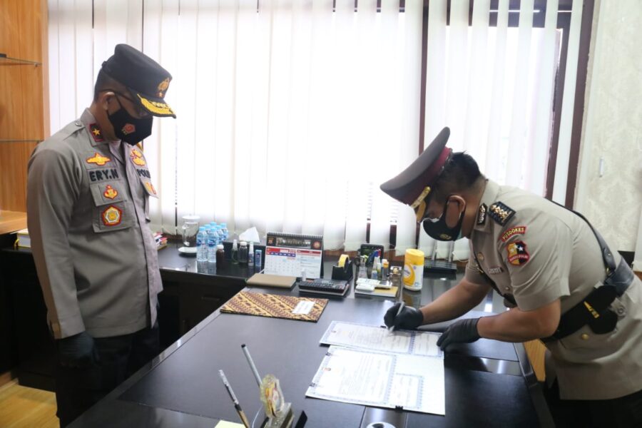 Penerapan Prokes, Wakapolda Pimpin Sertijab Kabid Dokes Polda Banten 5