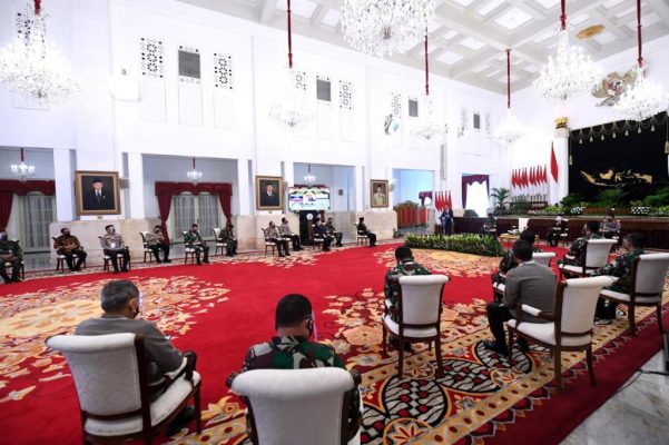 Presiden Jokowi Instruksikan TNI dan Polri Dukung Penuh Kebijakan Penanganan Pandemi 20