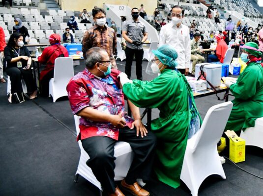 Presiden Jokowi Tinjau Pelaksanaan Vaksinasi Massal SDM Kesehatan di DKI Jakarta 1 Presiden Jokowi Tinjau Pelaksanaan Vaksinasi Massal SDM Kesehatan di DKI Jakarta 1