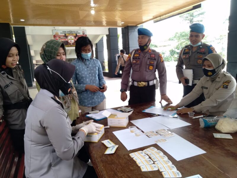 Berantas Penyalahgunaan Narkoba, Sebanyak 19 Orang Personel Polres Kuansing Cek Urine 5