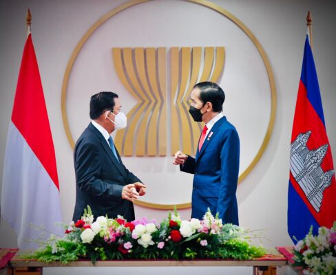 Tingkatkan Kerja Sama, Presiden Jokowi dan PM Hun Sen Gelar Pertemuan Bilateral 16