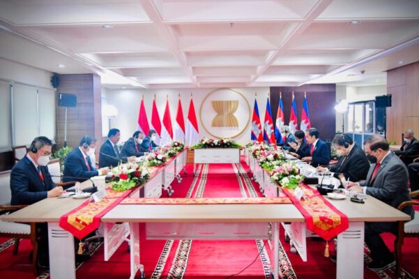 Tingkatkan Kerja Sama, Presiden Jokowi dan PM Hun Sen Gelar Pertemuan Bilateral 2
