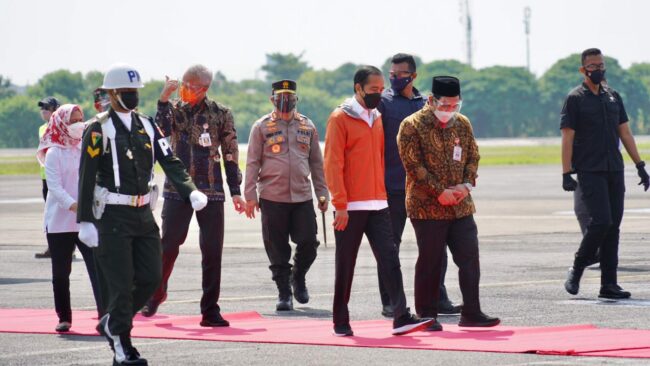Kapolda Jateng Bersama Pangdam IV Diponegoro Dan Gubenur Jateng, Sambut Kedatangan Presiden Joko Widodo Di Purbalingga 1