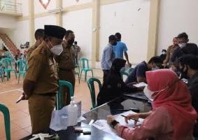 Sebanyak 778 Kartu Keluarga Sejahtera Dibagikan Di Garawangi 17