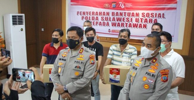 Bentuk Kepedulian Polri, Kapolda Sulut Bagikan Bansos Kepada Wartawan yang Terdampak Pandemi Covid-19 18