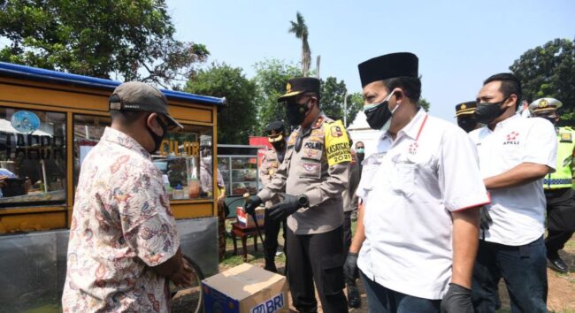 Berikan 1.000 Sembako ke PKL Jakarta, Kakorlantas Polri Dengar Curhatan Pedagang 14