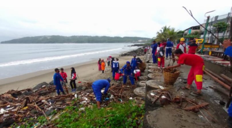 Satpolairud Bersihkan Sampah 'Melimpah' di Pantai Pangandaran 113