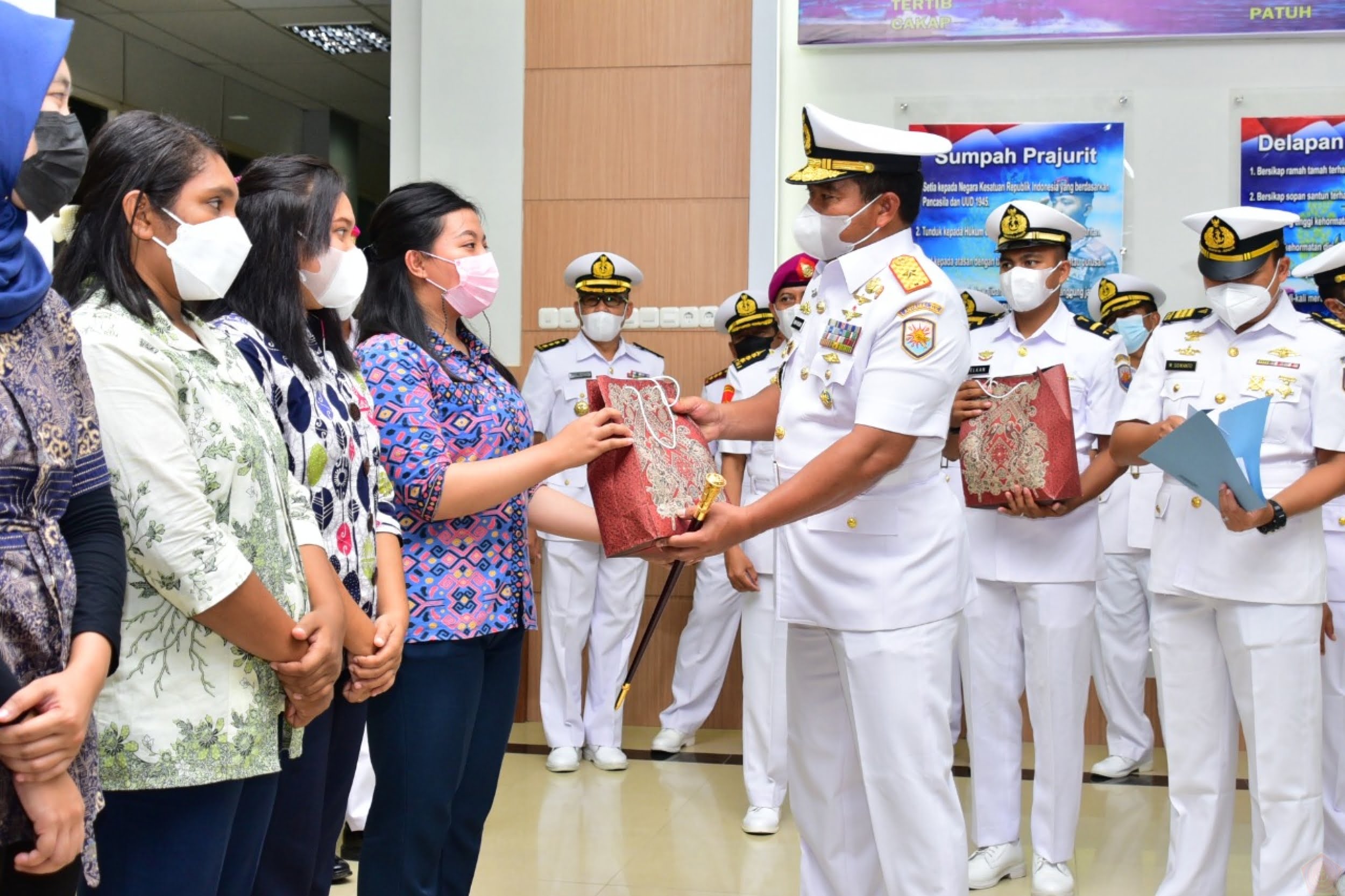 Jelang Hari Armada Ke-76 Tahun 2021, Danlantamal XIV Sorong Berikan Tali Asih kepada PHL Lantamal XIV 113