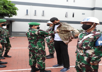 Danpusintelad Brigjen TNI Asep Abdurachman Pimpin Upacara PDTH terhadap Dua Personelnya 2